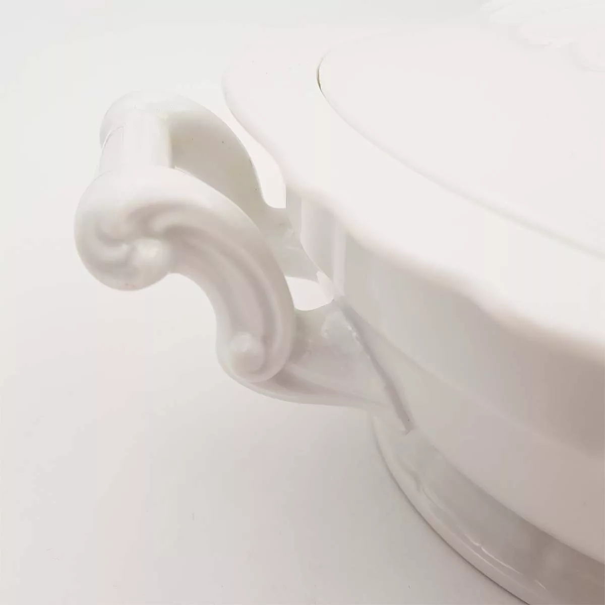 Haviland Limoges white porclain tureen